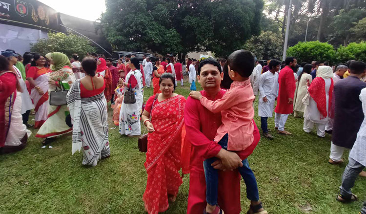 রমনার বটমূলে মানুষের ঢল